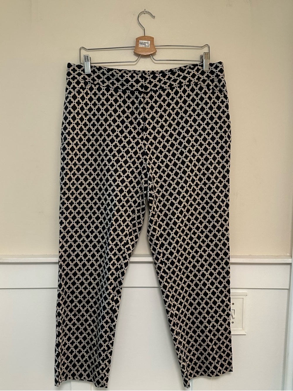Women's Black & White Geometric Cropped Pants